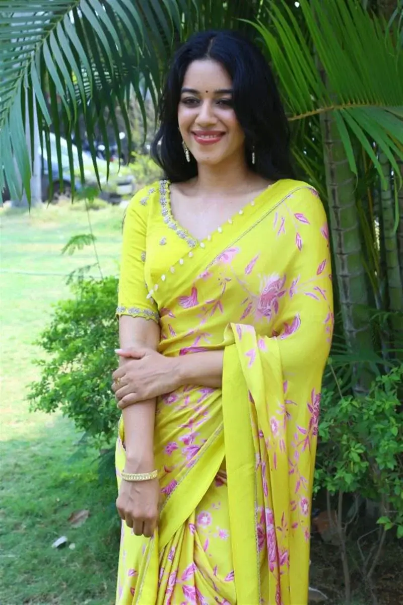 ACTRESS MIRNALINI RAVI IN YELLOW SAREE AT LOVE GURU MOVIE MEET 18